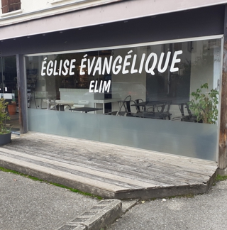 Pose-autocollants-sur-vitrine-eglise-evangelique-Elim-Thonon